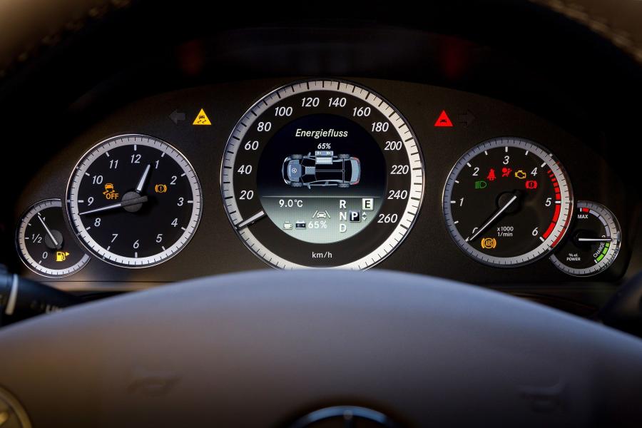  Mercedes-Benz E300 BlueTEC Hybrid 2012 года  (фото 33 из 60)